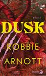 Das Buchcover zeigt eine wilde, kontrastreiche Landschaft in warmen Rottönen, die von kräftigen Baumstämmen und zweigleisigen Ästen dominiert wird. Der Titel „DUSK“ ist in großen, gelben Buchstaben dargestellt und vermittelt eine dynamische Energie. Darunter steht der Name „ROBBIE ARNOTT“ in gleichermaßen auffälliger, aber kleinerer Typografie. Zwei kratzende, weiße Linien verleihen dem Cover zusätzliche Spannung, während der obere Bereich den Hinweis „ROMAN“ in dezenten Buchstaben enthält.