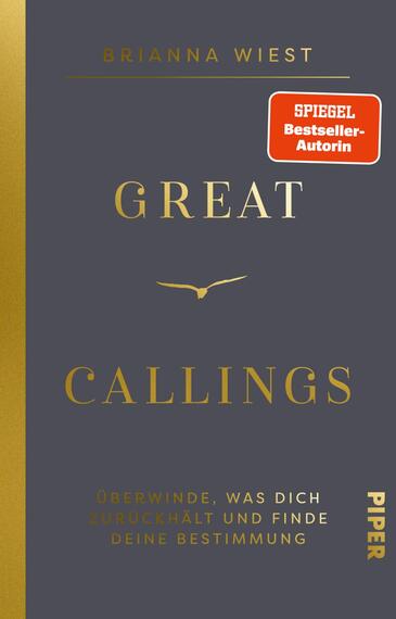 Das Buchcover zeigt einen grauen Hintergrund mit goldenen und weißen Schriftzügen. Der Titel „GREAT CALLINGS“ steht in großen, goldenen Buchstaben in der Mitte des Covers. Darunter befindet sich der Untertitel „Überwinde, was dich zurückhält und finde deine Bestimmung“ in kleinerer, weißer Schrift. Oben ist der Name der Autorin „BRIANNA WIEST“ in ebenfalls goldenen Buchstaben platziert. Ein roter Sticker mit dem Text „SPIEGEL Bestseller-Autorin“ hebt sich auffällig ab. Am unteren Rand ist das Verlagslogo „PIPER“ abgebildet.
