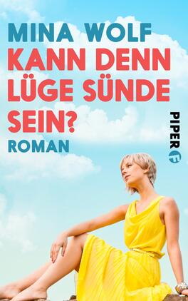 Das Buchcover zeigt eine blonde Frau in einem leuchtend gelben Kleid, die entspannt auf dem Boden sitzt. Sie blickt leicht nach oben, während der Himmel im Hintergrund in sanften Blau- und Weißtönen gehalten ist. Der Titel „Kann denn Lügen Sünde sein?“ erscheint in auffälliger, roter Schrift, umrahmt von dem Namen der Autorin „Mina Wolf“ in hellblauer Schrift. Unten links steht „Roman“ in einer schlichten, kleinen Schrift.