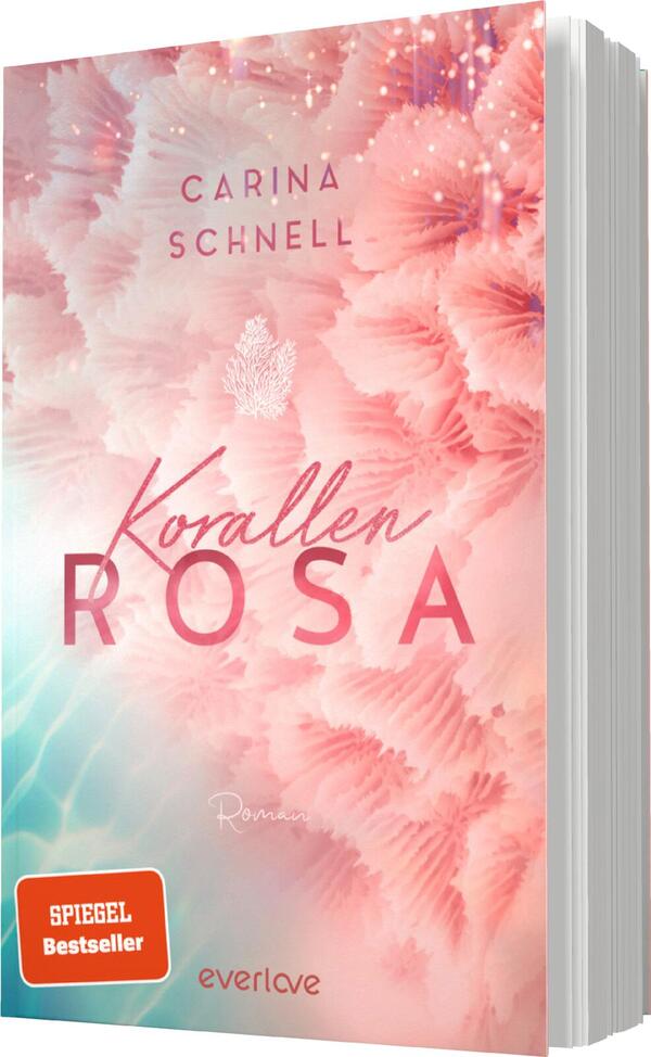 Das Buchcover zeigt einen sanften Farbverlauf in Rosa- und Blütentönen, der an Korallenriffe erinnert. Im oberen Bereich steht „CARINA SCHNELL“ in eleganter, gut lesbarer Schrift. Der Titel „Korallen ROSA“ ist in einer betonten, geschwungenen Schriftart platziert, wobei das Wort „ROS“ in kräftigem Rosa hervorgehoben ist. Der Untertitel „Romance“ ist dezent am unteren Rand in kleiner Schrift angebracht. In der linken unteren Ecke befindet sich das Siegel „SPIEGEL Bestseller“ in leuchtendem Orange.