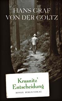 Das Buchcover zeigt einen Mann in heller Kleidung, der auf einem Waldweg zwischen hochgewachsenen Bäumen schreitet. Der Hintergrund ist in gedämpften Grautönen gehalten, was eine melancholische Atmosphäre erzeugt. Über dem Bild steht in großen, weißen Buchstaben „HANS GRAF VON DER GOLTZ“. Am unteren Rand ist der Titel „Krasnitz’ Entscheidung“ auf einem weißen, handgeschriebenen Zettel platziert, gefolgt von der Angabe „Roman“ und „BERLIN VERLAG“.