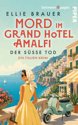 Das Buchcover zeigt eine sonnige Amalfiküste mit pastellblauem Meer, bunten Häusern an steilen Klippen und einer sonnendurchfluteten Hotelterrasse. Im Vordergrund steht eine Frau im retro-gelben Kleid und Kopftuch neben einer mintgrünen Vespa, rote Blumen und eine gelb-weiß gestreifte Markise setzen Akzente. Großflächige, rote Titelschrift „MORD IM GRAND HOTEL AMALFI“, darunter „Der süße Tod“, von Ellie Brauer. Atmosphäre: leicht, nostalgisch mit kriminalistischer Spannung.