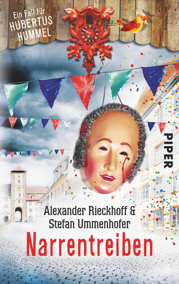 Das Buchcover zeigt eine festlich dekorierte Straßenansicht, mit bunten Fahnen und Konfetti in der Luft. Im Vordergrund ist eine auffällige Maske mit einem perplexen Gesichtsausdruck abgebildet. Oben ist eine rote Uhr und ein kleiner Vogel zu sehen. Der Titel „Narrentreiben“ ist in auffälligen, rot-weißen Buchstaben platziert, gefolgt von den Namen der Autoren Alexander Rieckhoff und Stefan Ummenhofer in schlichter Schrift. Die Farbpalette umfasst lebendige Töne, die eine fröhliche, aber geheimnisvolle Atmosphäre vermitteln.