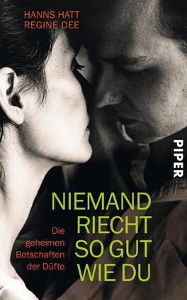 Das Buchcover zeigt ein emotionales, in Schwarz-Weiß gehaltenes Portrait eines Paares, das sich innig ansieht. Die Gesichter sind nah beieinander, was eine intime Atmosphäre schafft. Der Titel „NIEMAND RICHT SO GUT WIE DU“ ist in leuchtendem Grün platziert und zieht sofortige Aufmerksamkeit auf sich. Darunter steht klein der Untertitel „Die geheimen Botschaften der Düfte“. Rechts oben ist das Verlagslogo „PIPER“ deutlich sichtbar.