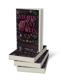 Bücherstapel des Buches „Nights meant to ruin us“