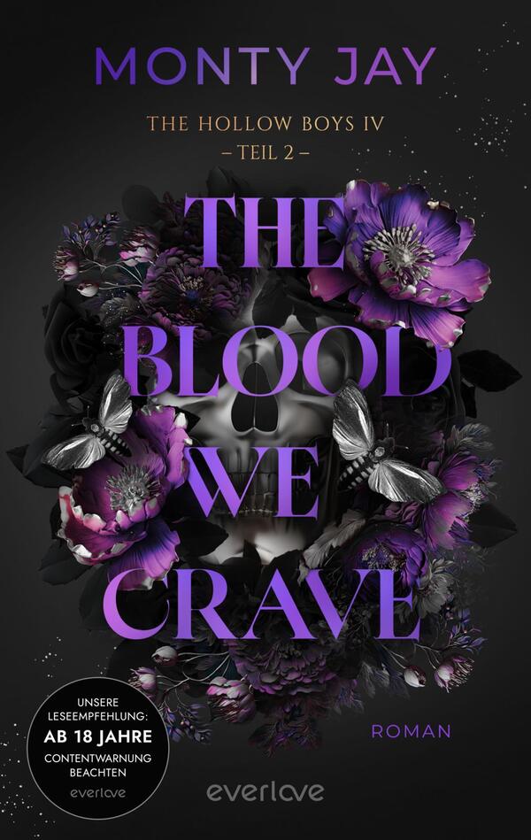 Das Buchcover zeigt ein dunkles, fast schwarzes Hintergrundfeld mit zentralem silbernen Totenkopf, umgeben von üppigen violetten und dunkelroten Blumen sowie silbrig schimmernden Faltern. Groß in kräftigem Purpur steht der Titel „THE BLOOD WE CRAVE“, darüber der Autorenname „MONTY JAY“ und der Hinweis „THE HOLLOW BOYS IV – TEIL 2“. Unten rechts der Zusatz „ROMAN“, unten links ein schwarzer runder Hinweisbutton mit Text „UNSERE LESEEMPFEHLUNG: AB 18 JAHRE CONTENTWARNUNG BEACHTEN“.
