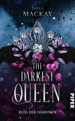 Das Buchcover zeigt einen tiefblauen Hintergrund, der eine mystische Atmosphäre schafft. Im oberen Bereich ist der Name der Autorin „Nina Mackay“ in hellen Buchstaben platziert. Zentral ist eine filigrane Krone, umgeben von dunklen Flügeln und leuchtenden, lila- und pinkfarbenen Blumen. Der Titel „THE DARKEST QUEEN“ erscheint in großen, eleganten, silbernen Buchstaben, während der Untertitel „KUSS DER DÄMONEN“ in kleinerer Schrift darunter steht.