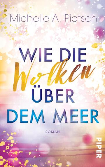 Das Buchcover zeigt einen farbenfrohen, sanften Hintergrund in Pastelltönen, der an eine traumhafte Szenerie erinnert. Im Vordergrund steht der Titel „Wie die Wolken über dem Meer“ in verschiedenen Schriftarten und -größen. „Wie die Wolken“ in geschwungener, goldener Schrift zieht die Blicke auf sich, während „über dem Meer“ in klarer, blauer Schrift gehalten ist. Der Untertitel „Roman“ ist in kleinerer Schriftgröße am unteren Rand platziert. Die Gesamtatmosphäre des Covers vermittelt Leichtigkeit und Sehnsucht.