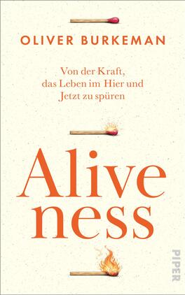 Das Buchcover zeigt einen cremefarbenen, leicht gesprenkelten Hintergrund mit drei horizontalen Streichhölzern oben (unbenutzt), mittig (glimmend) und unten (brennend). Oben steht der Autorenname Oliver Burkeman in orangen, serifenlosen Versalien, darunter die orangefarbene Unterzeile „Von der Kraft, das Leben im Hier und Jetzt zu spüren“ in kleiner Serifenschrift. Großflächig mittig steht der Titel Aliveness in kräftiger oranger Serifenschrift. Die Stimmung wirkt warm und nachdenklich, auf Erwachen hinweisend.