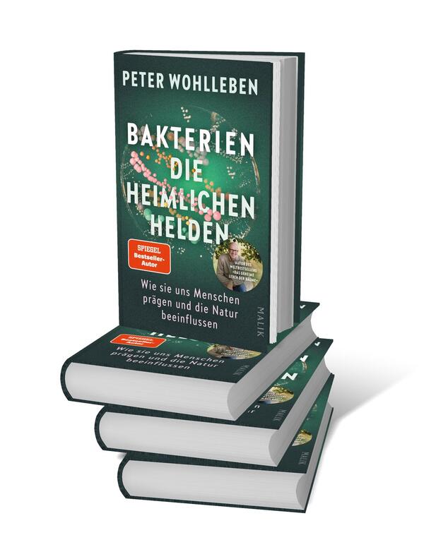 Bücherstapel des Buches „Bakterien – die heimlichen Helden“
