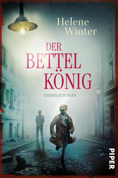 Das Buchcover zeigt eine neblige Kopfsteinpflasterstraße mit zwei Männern: im Vordergrund ein Mantelträger, der eilig läuft, im Hintergrund eine stehende Silhouette. Oben rechts der Autorenname Helene Winter in heller Serifenschrift, mittig in Großbuchstaben der Titel „Der Bettelkönig“ in kräftigem Rot, darunter klein das Wort „Kriminalroman“. Farbpalette: kühle Blau‑Grün‑Töne, rot gerahmter Rand und warmes Laternenlicht.