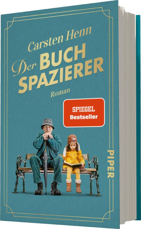 Das Buchcover zeigt eine freundliche, pastellfarbene Szenerie in Türkis. Im Vordergrund sitzen ein älterer Mann in einem grauen Hut und eine junge Mädagogin in einem gelben Kleid auf einer Parkbank. Über ihnen steht der Titel „Der BUCHSPAZIERER“ in großen, goldfarbenen Buchstaben. Der Autorenname „Carsten Henn“ ist oben in kleineren weißen Buchstaben platziert. Ein rotes Feld mit dem Text „SPIEGEL Bestseller“ hebt sich prominent ab. Der Verlag wird als „PIPER“ am unteren Rand angezeigt.