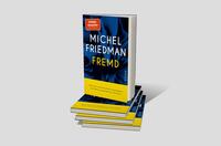 Bücherstapel des Buches „Fremd“