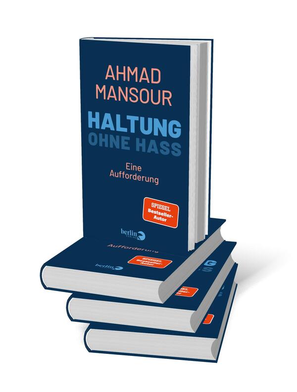 Bücherstapel des Buches „Haltung ohne Hass“