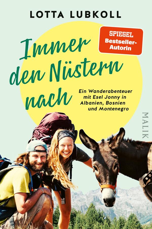Das Buchcover zeigt eine lebendige, farbenfrohe Gestaltung, überwiegend in Gelbtönen, die eine freundliche Atmosphäre vermittelt. Der Titel „Immer den Nüstern nach“ ist in verspielter, handschriftlicher Schriftart angeordnet und hebt sich deutlich vom Hintergrund ab. Darunter steht in kleinerer Schrift: „Ein Wanderabenteuer mit Esel Jonny in Albanien, Bosnien und Montenegro“. Zwei lächelnde Personen mit Rucksack und ein Esel, der im Vordergrund steht, verleihen dem Cover einen abenteuerlichen Charakter. Oben links ist der Name der Autorin, Lotta Lubkoll, platziert, ergänzt durch den Hinweis „SPIEGEL Bestseller-Autorin“.