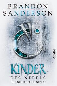 Das Buchcover zeigt einen mystisch anmutenden Hintergrund in Grautönen mit einer Vertiefung, die wie Nebel wirkt. In der Mitte befindet sich ein auffälliges, stilisiertes Symbol in Silber und Türkis, das an einen Mond und Sterne erinnert. Der Titel „KINDER DES NEBELS“ ist in großen, blauen Buchstaben unterhalb des Symbols platziert, während der Autorname „BRANDON SANDERSON“ in eleganten, dunkelbraunen Buchstaben oben steht. Am rechten Rand befindet sich der Verlagsname „PIPER“.