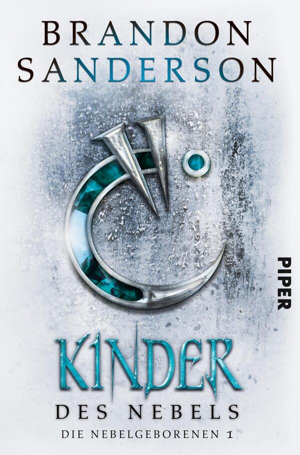 Das Buchcover zeigt einen mystisch anmutenden Hintergrund in Grautönen mit einer Vertiefung, die wie Nebel wirkt. In der Mitte befindet sich ein auffälliges, stilisiertes Symbol in Silber und Türkis, das an einen Mond und Sterne erinnert. Der Titel „KINDER DES NEBELS“ ist in großen, blauen Buchstaben unterhalb des Symbols platziert, während der Autorname „BRANDON SANDERSON“ in eleganten, dunkelbraunen Buchstaben oben steht. Am rechten Rand befindet sich der Verlagsname „PIPER“.