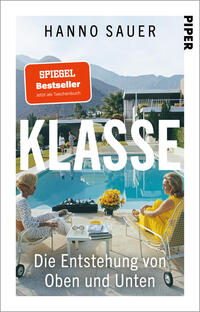 Das Buchcover zeigt zwei elegant gekleidete Frauen an einem Pool vor modernem Haus und Bergen, linke Frau in weiß, rechte Frau in gelbem Kleid; im Vordergrund Tisch mit Blumenstrauß, Büchern und Brille; großer, weißer Titel „KLASSE“ über dem Pool, darunter kleinerer Untertitel „Die Entstehung von Oben und Unten“; oben Autorname „HANNO SAUER“ in Großbuchstaben.
