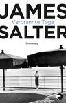 Das Buchcover zeigt eine schwarz-weiße Fotografie mit der Silhouette einer Frau, die an einem Geländer steht und auf ein weitläufiges Meer blickt. Im Hintergrund sind Schatten von Sonnenschirmen zu erkennen. Der Titel „JAMES SALTER“ erscheint in großem, fettem Schwarz oben, während der Untertitel „Verbrannte Tage“ in einer hellen Schrift darunter steht. Ganz unten ist das Wort „Erinnerung“ in einer kleineren Schriftgröße zu sehen, was eine nostalgische Atmosphäre vermittelt.