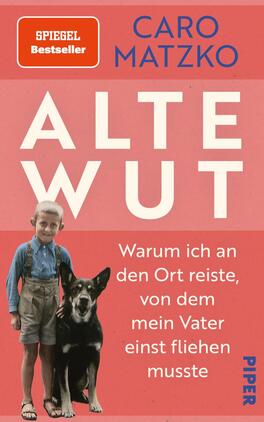 Das Buchcover zeigt einen jungen Jungen in blauer Kleidung, der neben einem schwarzen Hund steht. Der Hintergrund ist in einem warmen Rotton gehalten. Über dem Bild steht in großen, weißen Buchstaben der Titel „ALTE WUT“. Darunter in kleinerer Schrift fortlaufend die Unterzeile „Warum ich an den Ort reiste, von dem mein Vater einst fliehen musste“. Oben links ist der Name der Autorin „CARO MATZKO“ abgebildet, während unten rechts das Verlagslogo „PIPER“ zu sehen ist.