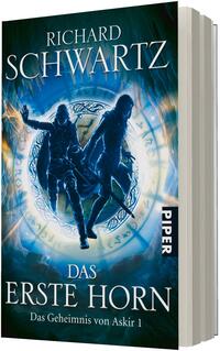 Das Buchcover zeigt vor blau-grünem, leuchtendem Hintergrund zwei dunkle, leicht silhouettenhafte Figuren in Kampfstellung vor einem kreisförmigen, runenverzierten Symbol. Oben großer weißer Autorenname „Richard Schwartz“, unten Titel „Das erste Horn“ und Untertitel „Das Geheimnis von Askir 1“ in weißer Serifenschrift. Rechts ein senkrechter, schwarzer Button mit weißer Aufschrift „PIPER“. Stimmung: geheimnisvoll, episch.