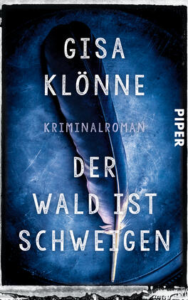Das Buchcover zeigt einen dunklen Hintergrund, der mit einem sanften Blauton durchzogen ist. In der Mitte befindet sich eine große, stilisierte Feder, die in Weiß und Grau gehalten ist. Der Titel „DER WALD IST SCHWEIGEN“ steht in großen, weißen Buchstaben, während der Autorenname „Gisa Klönne“ und der Hinweis „Kriminalroman“ in leichteren, weißen Schriftzügen oberhalb des Titels angeordnet sind. Das Cover vermittelt eine geheimnisvolle und düstere Atmosphäre, die die Thematik des Kriminalromans unterstreicht.