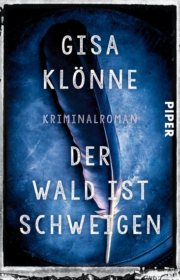 Das Buchcover zeigt einen dunklen Hintergrund, der mit einem sanften Blauton durchzogen ist. In der Mitte befindet sich eine große, stilisierte Feder, die in Weiß und Grau gehalten ist. Der Titel „DER WALD IST SCHWEIGEN“ steht in großen, weißen Buchstaben, während der Autorenname „Gisa Klönne“ und der Hinweis „Kriminalroman“ in leichteren, weißen Schriftzügen oberhalb des Titels angeordnet sind. Das Cover vermittelt eine geheimnisvolle und düstere Atmosphäre, die die Thematik des Kriminalromans unterstreicht.