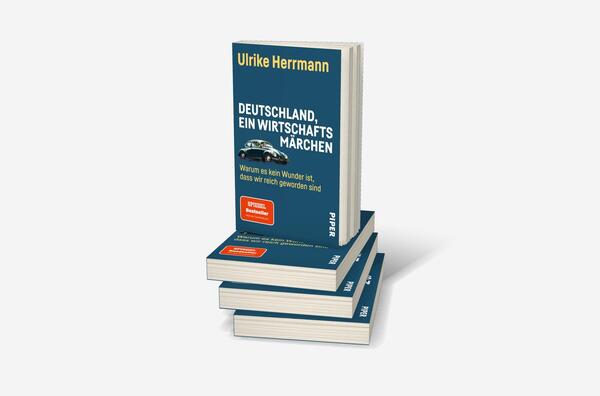 Bücherstapel des Buches „Deutschland, ein Wirtschaftsmärchen“
