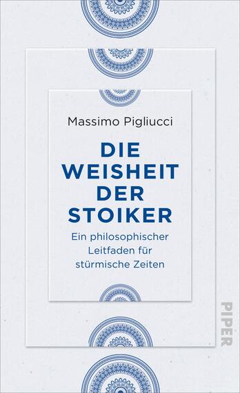 Das Buchcover zeigt einen hellen Hintergrund mit geometrischen, mandalaähnlichen Mustern in verschiedenen Blautönen, die würdevoll angeordnet sind. In der Mitte des Covers steht der Titel „DIE WEISHEIT DER STOIKER“ in großem, fettem Schriftzug in Dunkelblau. Darunter steht der Untertitel „Ein philosophischer Leitfaden für stürmische Zeiten“ in kleinerer Schrift. Am oberen Rand ist der Autor „Massimo Pigliucci“ platziert. Die Gestaltung vermittelt eine ruhige und nachdenkliche Atmosphäre.