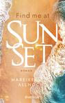 Das Buchcover zeigt eine malerische Küstenlandschaft mit Wellen, die sanft den Sandstrand umspülen. Der blaue Ozean und der goldene Sand verschmelzen harmonisch im Hintergrund. In großen, eleganten, weißen Buchstaben steht „Find me at SUNSET“ im oberen Drittel des Covers, während der Titel „ROMAN“ und der Autor „Mareike Allnoch“ in kleineren, klaren Schriftarten im unteren Bereich platziert sind. Die warme Farbpalette schafft eine einladende und entspannende Atmosphäre.