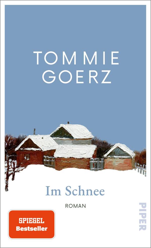 Das Buchcover zeigt eine winterliche Landschaft mit schneebedeckten, rustikalen Holzhäusern, die im Vordergrund stehen. Der Himmel ist in einem sanften, hellblauen Farbton gehalten. Der Titel „Im Schnee“ steht in einer eleganten, serifenlosen Schrift in der Mitte, unterhalb des Autornamens „TOMMIE GOERZ“, der deutlich hervorgehoben ist. In der unteren linken Ecke befindet sich ein rotes Rechteck mit dem Aufdruck „SPIEGEL Bestseller“. Die Atmosphäre vermittelt eine ruhige, besinnliche Stimmung.