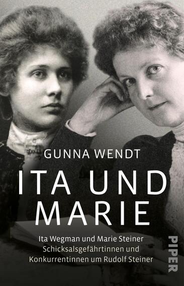 Das Buchcover zeigt zwei historische Porträts von Frauen mit voluminösen, lockigen Haaren in Schwarz-Weiß. Die linke Frau hat einen ernsten Ausdruck, während die rechte leicht lächelt. Oberhalb der Bilder steht in eleganter, weißer Schrift der Titel „ITA UND MARIE“, gefolgt vom Namen der Autorin „Gunna Wendt“ in kleinerer Schrift. Der Untertitel „Ita Wegman und Marie Steiner – Schicksalsgefährtinnen und Konkurrentinnen um Rudolf Steiner“ ist in neutraler Schriftart gestaltet. Die Gesamtatmosphäre ist nostalgisch und vermittelt den Eindruck von tiefen persönlichen Geschichten.