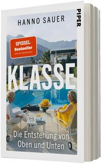 Das Buchcover zeigt eine sonnige Poollandschaft vor modernen Villen und Bergen im Hintergrund, im Vordergrund zwei elegant gekleidete Frauen in weiß und gelb auf Balkonstühlen mit Tisch, Blumen und Getränken. Großes, weißes Titelwort „KLASSE“ mittig, oben Autor „HANNO SAUER“, unten Untertitel „Die Entstehung von Oben und Unten“. Roter runder Sticker „SPIEGEL Bestseller jetzt als Taschenbuch“ ist links oben sichtbar. Sachlich, helles Farbspektrum.