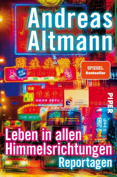 Das Buchcover zeigt eine neonbeleuchtete Stadtansicht mit zahlreichen leuchtenden Reklametafeln in verschiedenen Sprachen. Über dieser lebhaften Szenerie steht der Autorennamen „Andreas Altmann“ in großen, weißen Buchstaben. Darunter befindet sich der Titel „Leben in allen Himmelsrichtungen“ in auffälligem, pinkfarbenem Schriftzug. In der oberen rechten Ecke ist ein Button mit dem Text „SPIEGEL Bestseller“ abgebildet. Das Cover vermittelt eine dynamische, internationale Atmosphäre.