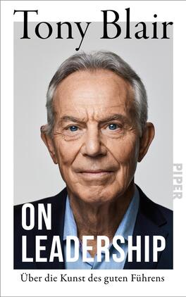 Das Buchcover zeigt das Porträt eines älteren Mannes mit grauen Haaren und einem entschlossenen Gesichtsausdruck. Er trägt einen dunklen Anzug und schaut direkt in die Kamera. Über dem Porträt steht in großen, schwarzen Buchstaben „ON LEADERSHIP“. Darunter in kleinerer Schrift steht „Über die Kunst des guten Führens“. Der Hintergrund ist hell, was eine klare und moderne Atmosphäre vermittelt. Die Typografie ist schlicht und eindringlich, was den Fokus auf den Titel und das Bild legt.