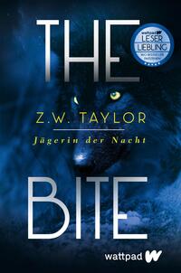 Das Buchcover zeigt einen tiefblauen Hintergrund, der eine mysteriöse Atmosphäre schafft. Im Vordergrund ist der Kopf eines Wolfes zu sehen, dessen gelbe Augen eindringlich leuchten. Der Titel „THE BITE“ ist in großen, silbernen Buchstaben mittig platziert, während der Name des Autors „Z.W. TAYLOR“ in einer goldenen Schrift darunter steht. Der Untertitel „Jägerin der Nacht“ ist klein und gut lesbar. Oben rechts befindet sich ein blauer Aufkleber mit dem Text „wattpad Leser Liebling“.