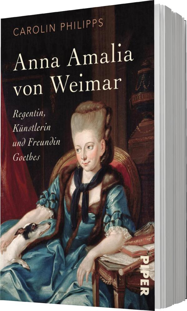 Das Buchcover zeigt ein Porträt von Anna Amalia von Weimar, die in eleganter Kleidung mit einem blauen Oberteil und einem weißen Unterkleid dargestellt ist. Sie sitzt auf einem luxuriösen Sessel, umgeben von historischen Elementen, die eine kunstvolle Atmosphäre schaffen. Die Farben sind vorwiegend erdig mit roten und blauen Akzenten. Der Titel „Anna Amalia von Weimar“ steht in großen, weißen Buchstaben, darunter „Regentin, Künstlerin und Freundin Goethes“ in kleinerer Schriftgröße. Der Verfassername „Carolin Philipps“ ist ebenfalls oben platziert.