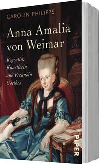 Das Buchcover zeigt ein Porträt von Anna Amalia von Weimar, die in eleganter Kleidung mit einem blauen Oberteil und einem weißen Unterkleid dargestellt ist. Sie sitzt auf einem luxuriösen Sessel, umgeben von historischen Elementen, die eine kunstvolle Atmosphäre schaffen. Die Farben sind vorwiegend erdig mit roten und blauen Akzenten. Der Titel „Anna Amalia von Weimar“ steht in großen, weißen Buchstaben, darunter „Regentin, Künstlerin und Freundin Goethes“ in kleinerer Schriftgröße. Der Verfassername „Carolin Philipps“ ist ebenfalls oben platziert.