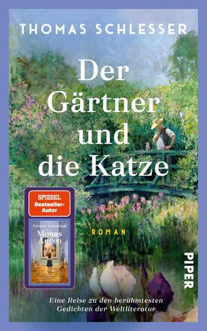 Das Buchcover zeigt eine impressionistische Gartenmalerei in sattem Grün, Violett und Blau mit Blumen, Teich und einer kleinen Holzbrücke, auf der ein Gärtner mit breitkrempigem Hut steht und eine Katze sitzt. Titel „Der Gärtner und die Katze“ groß zentriert in weißer Serifenschrift; Autor „Thomas Schlesser“ oben in weißen Versalien. Gelber Schriftzug „ROMAN“ klein. Roter Aufkleber mit weißer Schrift „SPIEGEL Bestseller-Autor“.