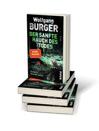 Bücherstapel des Buches „Der sanfte Hauch des Todes“