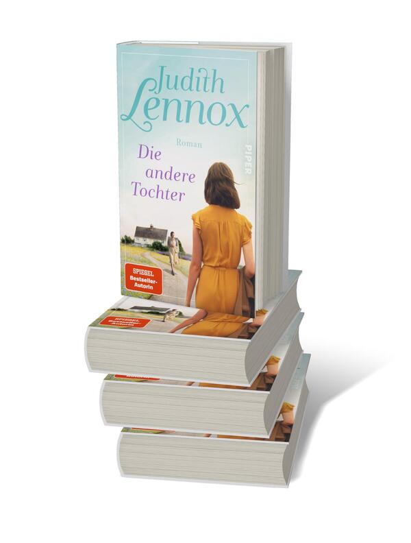 Bücherstapel des Buches „Die andere Tochter“