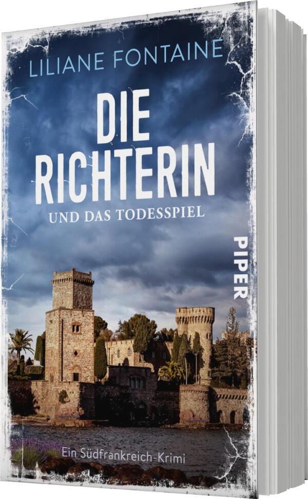 Das Buchcover zeigt ein eindrucksvolles Schloss vor einem dramatischen, bewölkten Himmel, das das Gefühl von Mystik und Spannung vermittelt. Im Vordergrund ist eine historische Burg mit Türmen und Bäumen zu sehen. Der Titel „DIE RICHTERIN“ ist in großen, weißen Buchstaben hervorgehoben, während der Untertitel „und das Todesspiel“ in kleinerer Schrift darunter steht. Der Name der Autorin, Liliane Fontaine, befindet sich an der oberen Kante. Am unteren Rand ist der Verlagsname „PIPER“ in klarer Schrift platziert.