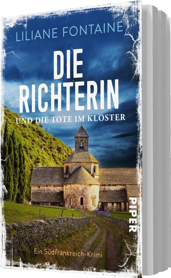 Das Buchcover zeigt eine malerische Klosterkulisse mit einer alten Steinkirche, umgeben von sanften, grünen Hügeln und bewaldeten Gebieten. Der Himmel ist dramatisch bewölkt, was eine spannende Atmosphäre erzeugt. Der Titel „DIE RICHTERIN“ ist in großen, weißen Buchstaben in der oberen Hälfte platziert, gefolgt vom Untertitel „und die tote im Kloster“ in kleinerer Schrift. Darunter steht der Zusatz „Ein Südfrankreich-Krimi“ und der Verlagsname „PIPER“ ist am unteren Rand sichtbar.