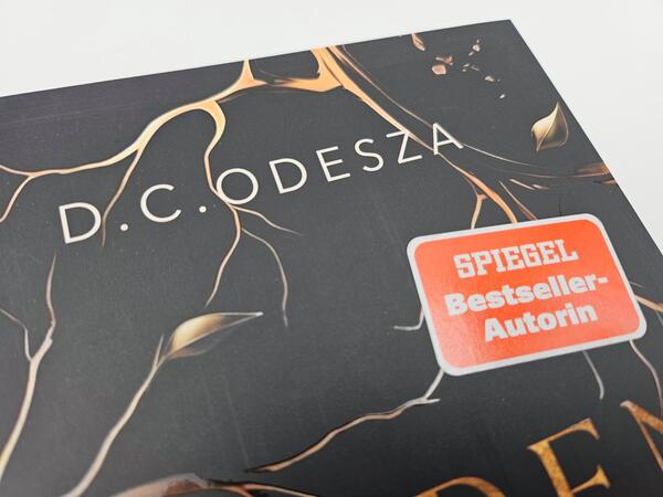 Außenansicht des Buches „Golden Blood – A Deal with Darkness “