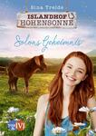 Das Buchcover zeigt eine lebhafte, sonnige Landschaft mit sanften Hügeln im Hintergrund. Im Vordergrund steht ein fröhliches Mädchen mit langen, roten Haaren und einem einladenden Lächeln. Neben ihr ist ein braunes Islandpferd abgebildet. Der Titel „Solons Geheimnis“ ist in geschwungener, blauer Schrift platziert, während der Verlagsname „ISLANDHOF HOHENSONNE“ in robusten, weißen Buchstaben auf einem Holzschild dargestellt ist. Das Cover vermittelt eine freundliche und einladende Atmosphäre.