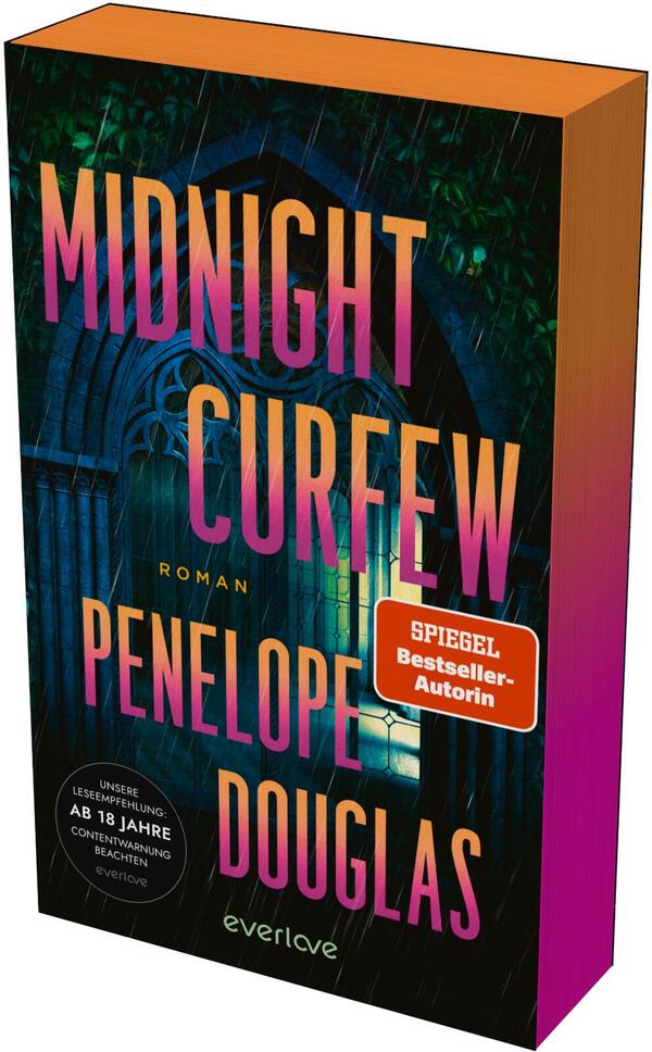 Das Buchcover zeigt einen dunklen, gotisch wirkenden Hintergrundausschnitt mit einem hohen Spitzbogenfenster, durch das grünes und blaues Licht fällt; oben dunkle Blattstrukturen. Der Titel „MIDNIGHT CURFEW“ steht groß in einer schmalen Großbuchstaben-Sans-Serif-Schrift im orange-rosa Verlauf, darunter Autorenname „PENELOPE DOUGLAS“ in gleicher Typografie. Kleiner Schriftzug „Roman“, ein roter rechteckiger Aufkleber mit „SPIEGEL Bestseller-Autorin“ und ein schwarzer Kreishinweis „ab 18 Jahre“ ergänzen das Layout.