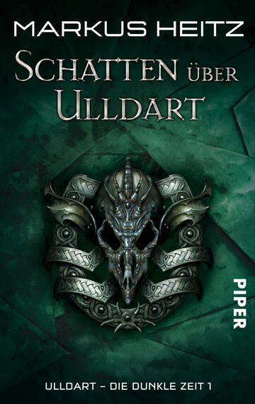 Das Buchcover zeigt einen dunklen, schattigen Hintergrund in verschiedenen Grüntönen. In der Mitte befindet sich ein detailliertes Symbol, welches ein maskenähnliches Gesicht mit bedrohlichem Ausdruck und geflügelten Elementen darstellt. Oberhalb des Symbols steht der Titel „Schatten über Ulldart“ in eleganter, heller Typografie, während der Autorennamen „MARKUS HEITZ“ oben zu sehen ist. Das Cover vermittelt eine mystische und düstere Atmosphäre. Unten befindet sich der Vermerk „PIPER“ in kleinerer Schrift.