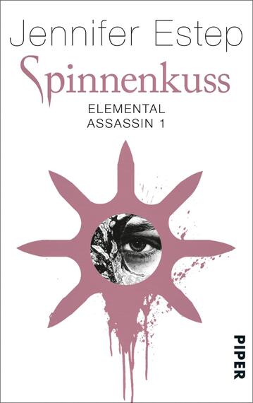 Das Buchcover zeigt einen abstrakten, grauen Hintergrund mit einem stilisierten, rosa Sonnenmotiv in der Mitte. Innerhalb des Sonnenmotivs ist ein Gesicht mit einem intensiven Blick abgebildet. Der Titel „Spinnenkuss“ in geschwungener Schrift befindet sich oben, gefolgt von der Autorin Jennifer Estep und dem Untertitel „ELEMENTAL ASSASSIN 1“. Am unteren Rand ist das Wort „PIPER“ in schwarzer, schlichter Schrift abgebildet. Die Gesamtatmosphäre vermittelt einen mysteriösen und spannungsgeladenen Eindruck.