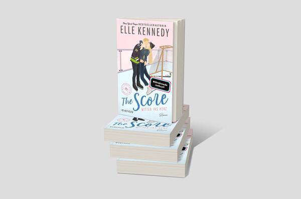 Bücherstapel des Buches „The Score – Mitten ins Herz“