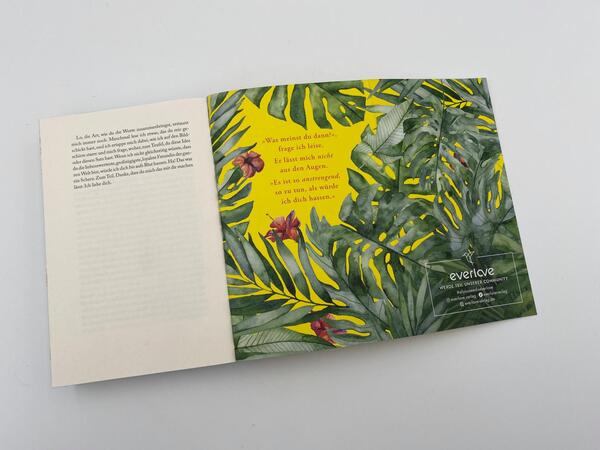 Innenansicht des Buches „The Unhoneymooners – Sie können sich nicht ausstehen und fliegen gemeinsam in die Flitterwochen“